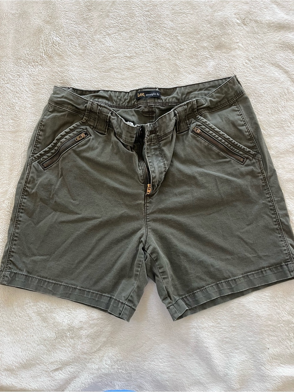 Lee straight women’s shorts. Olive green. Size 12